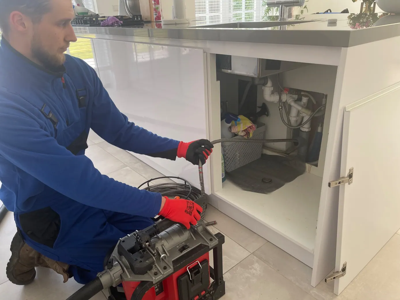 MMA monteur ontstopt een afvoer met professionele apparatuur - praktijkbeeld